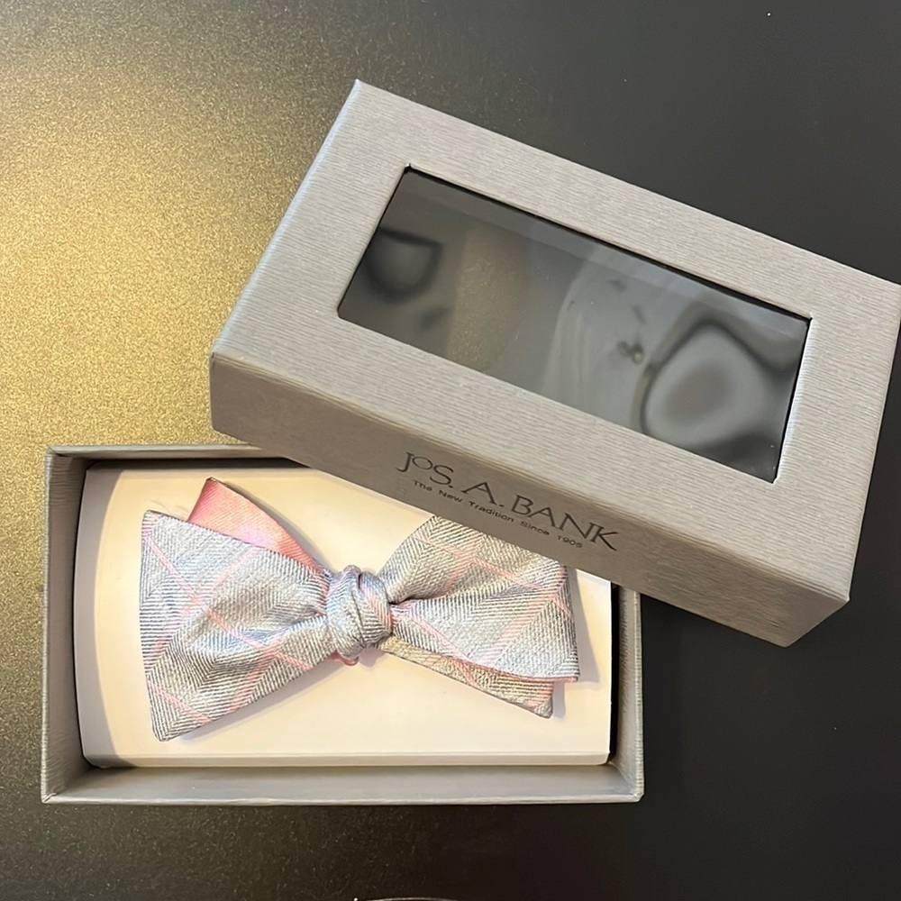 JOS A Bank Textured Pre-Tied Bow Tie NWT